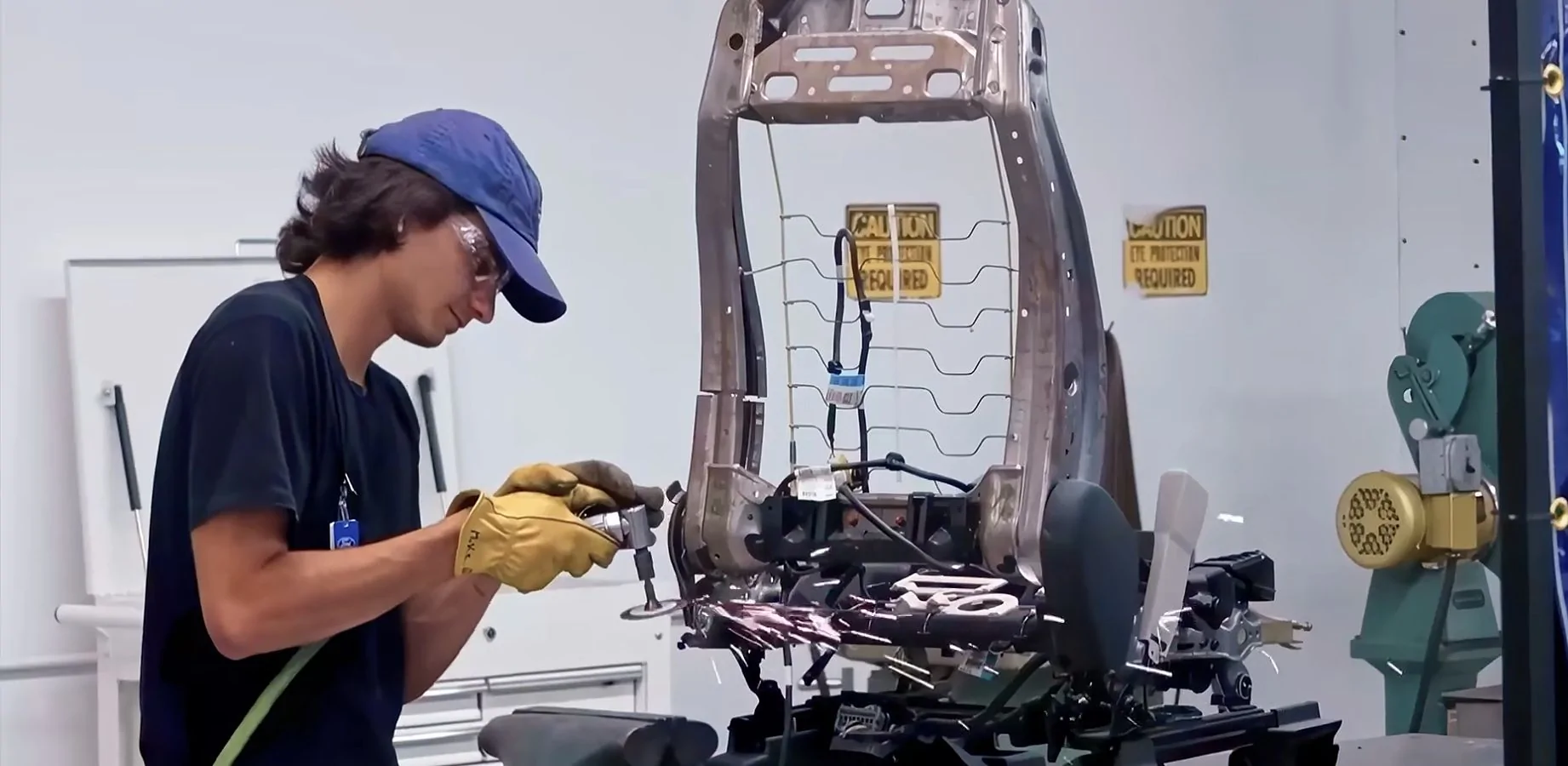Ranchero EV Pickup Truck Farley reiterates $30K Ranchero EV pickup starting price + Order Banks open late 2026 ford-ceo-jim-farley-reaffirms-key-details-about-new-electric-pickup-truck_6