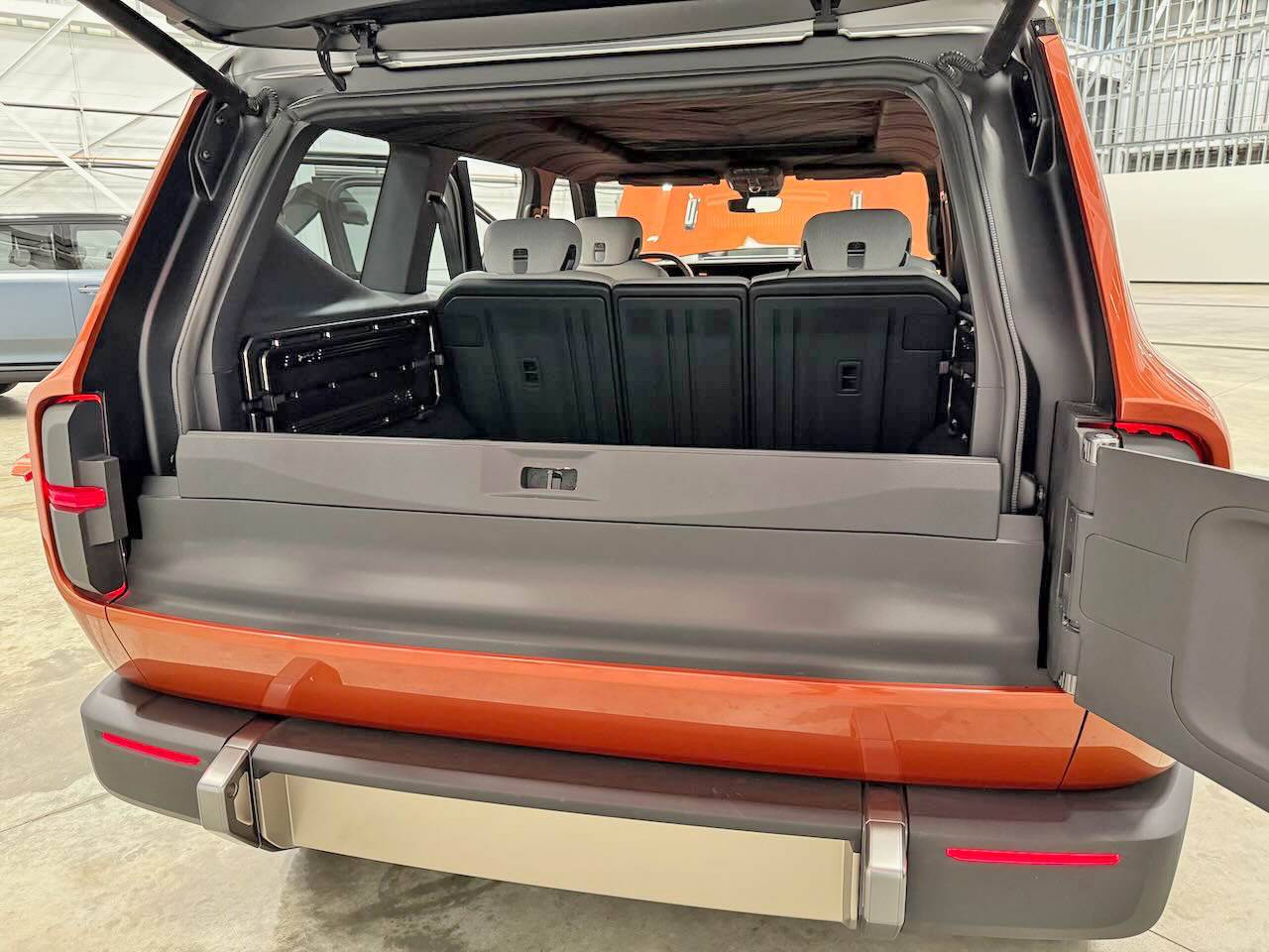 Ranchero EV Pickup Truck Official: Scout EV Pickup & SUV debut w/ Gas Range Extender, 4x4, BOF, Lockers, Sway Bar Disconnect -- All Specs, Wallpapers, Video raveler-liftgate-40_20_40-split-bench-seat-jpg-